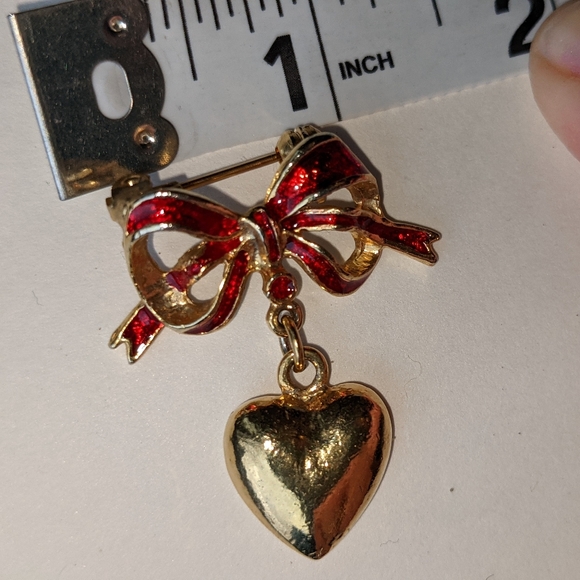 Red Enamel Ribbon Brooch Dangling Heart Polished Gold Tone Vintage Pin - Picture 3 of 6